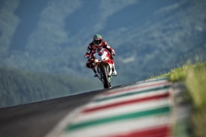 线上线下结合推动足球文化传播，吸引更多年轻群体，足球线上教学