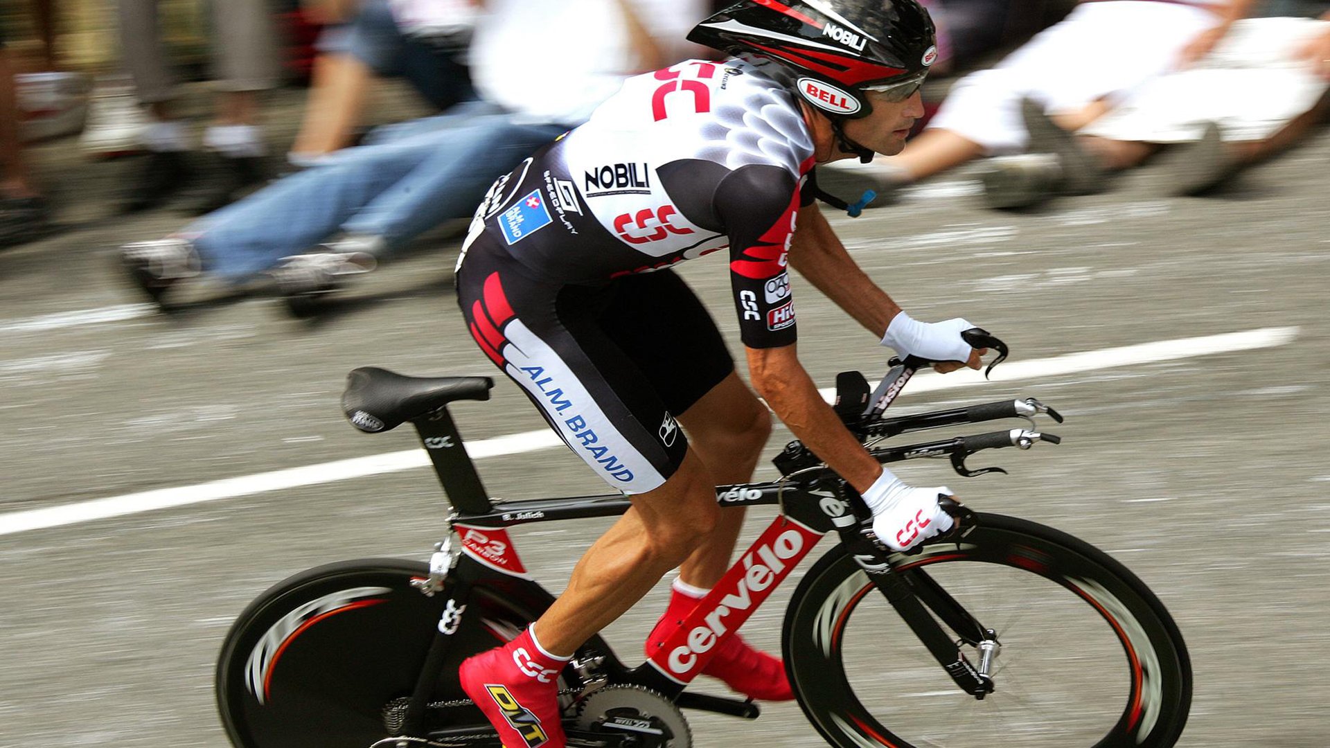 车手飞跃障碍，一次罕见的极限挑战，赛车飞跃撞车